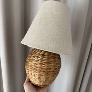 Lampe de table vintage en rotin tissé avec abat-jour en lin