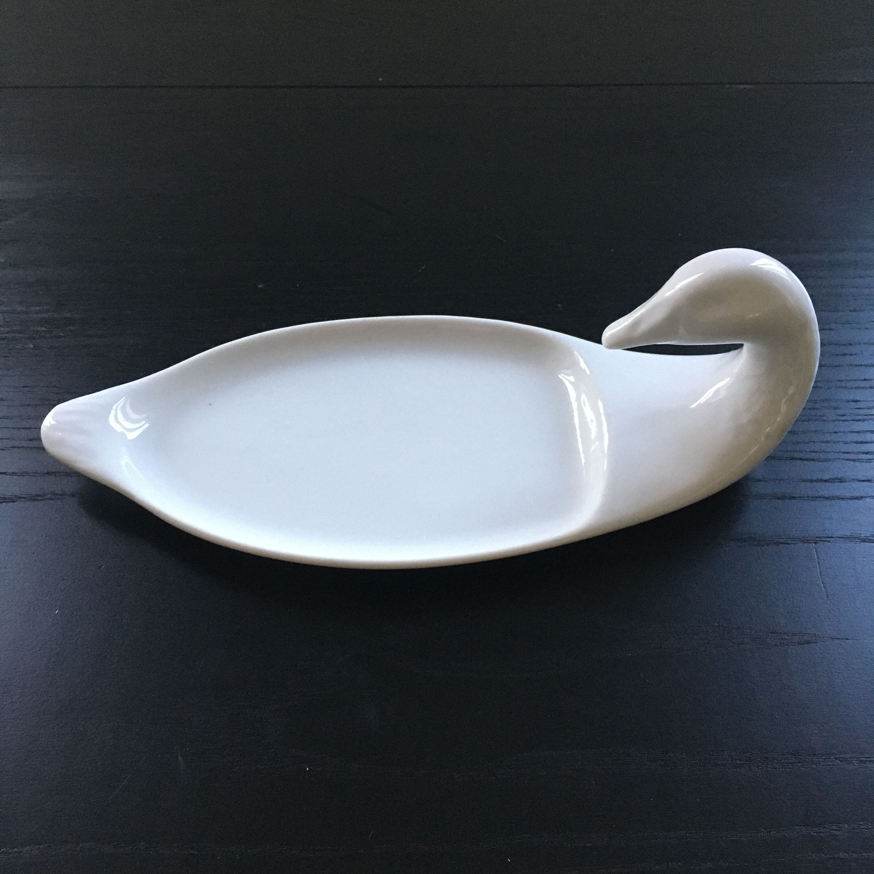 White dish duck