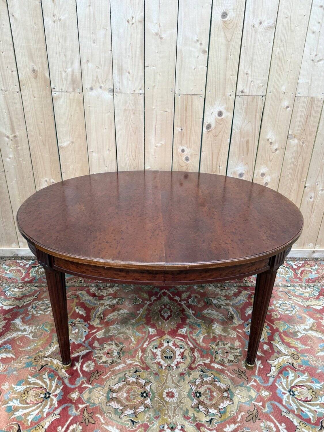 Extendable oval table in Louis XVI style – Mottled mahogany – 19th century