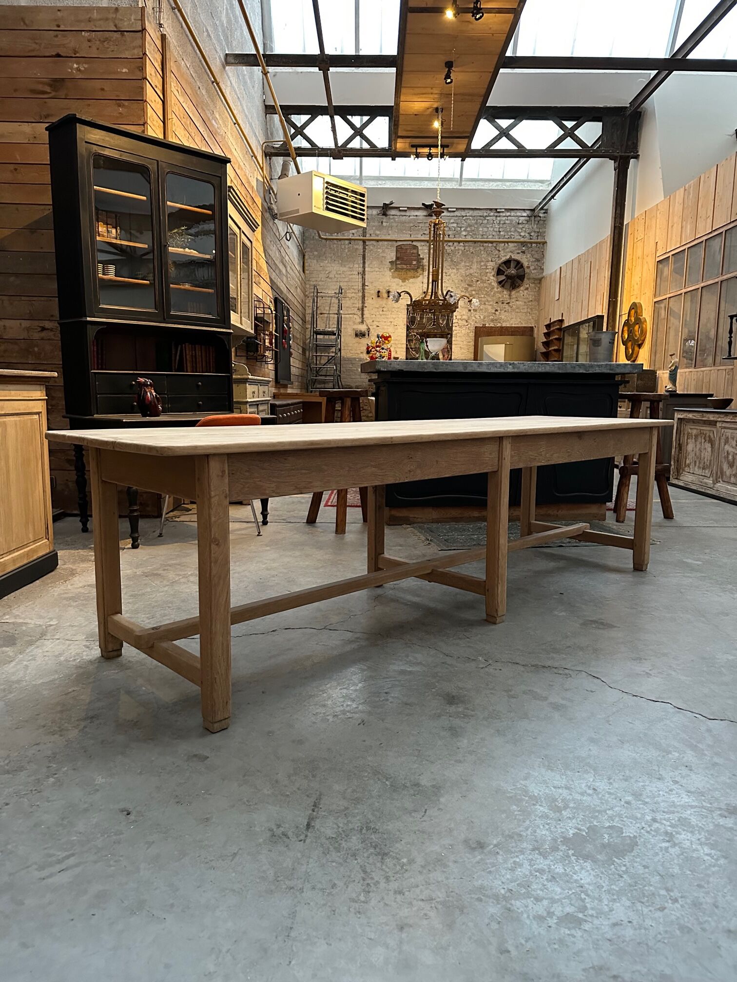 Oak farmhouse table and its 2 benches