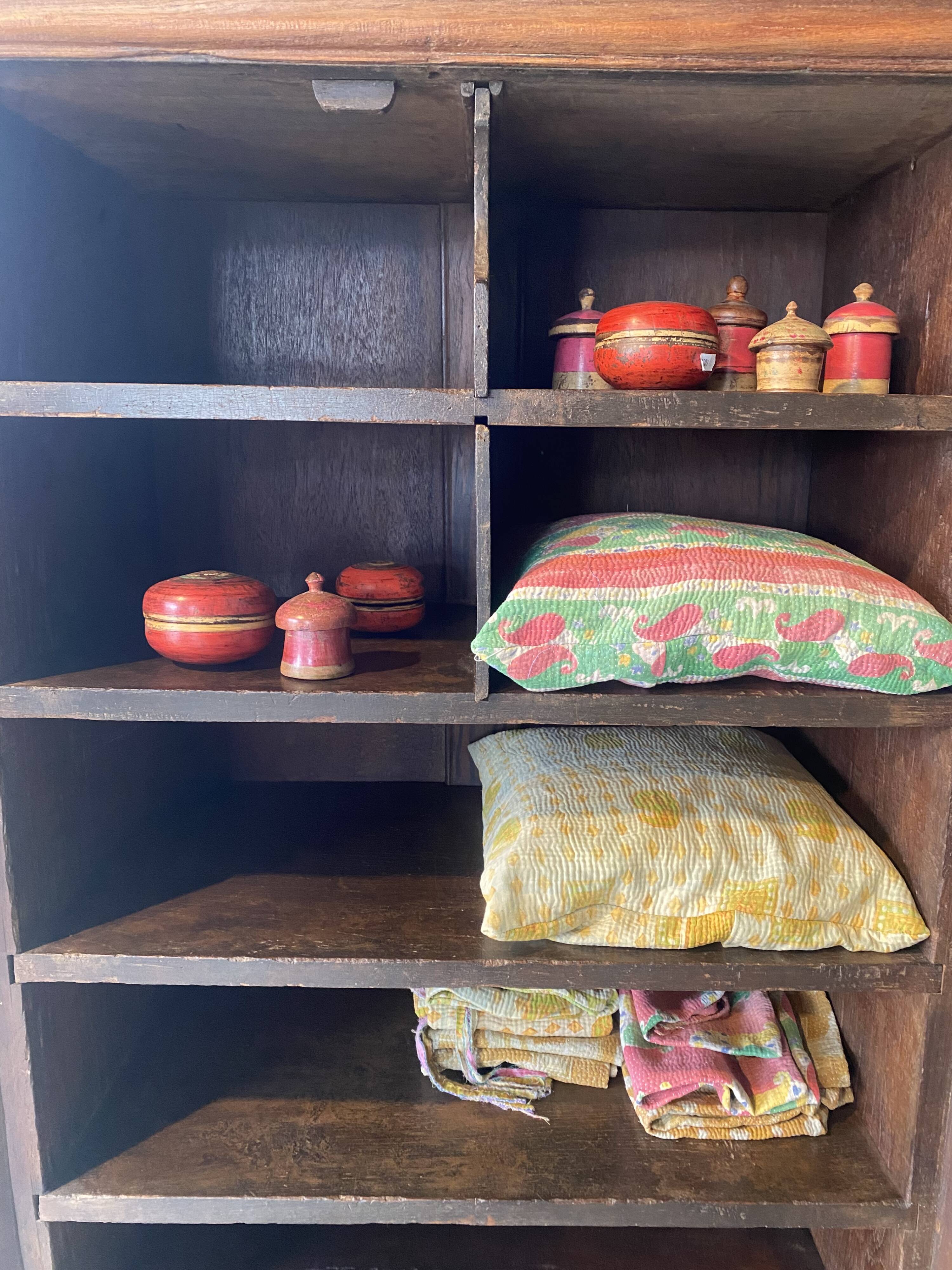 Armoire vitrée en bois de style colonial