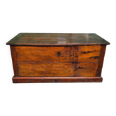 Coffre ancien rustique en bois massif – XIXe siècle