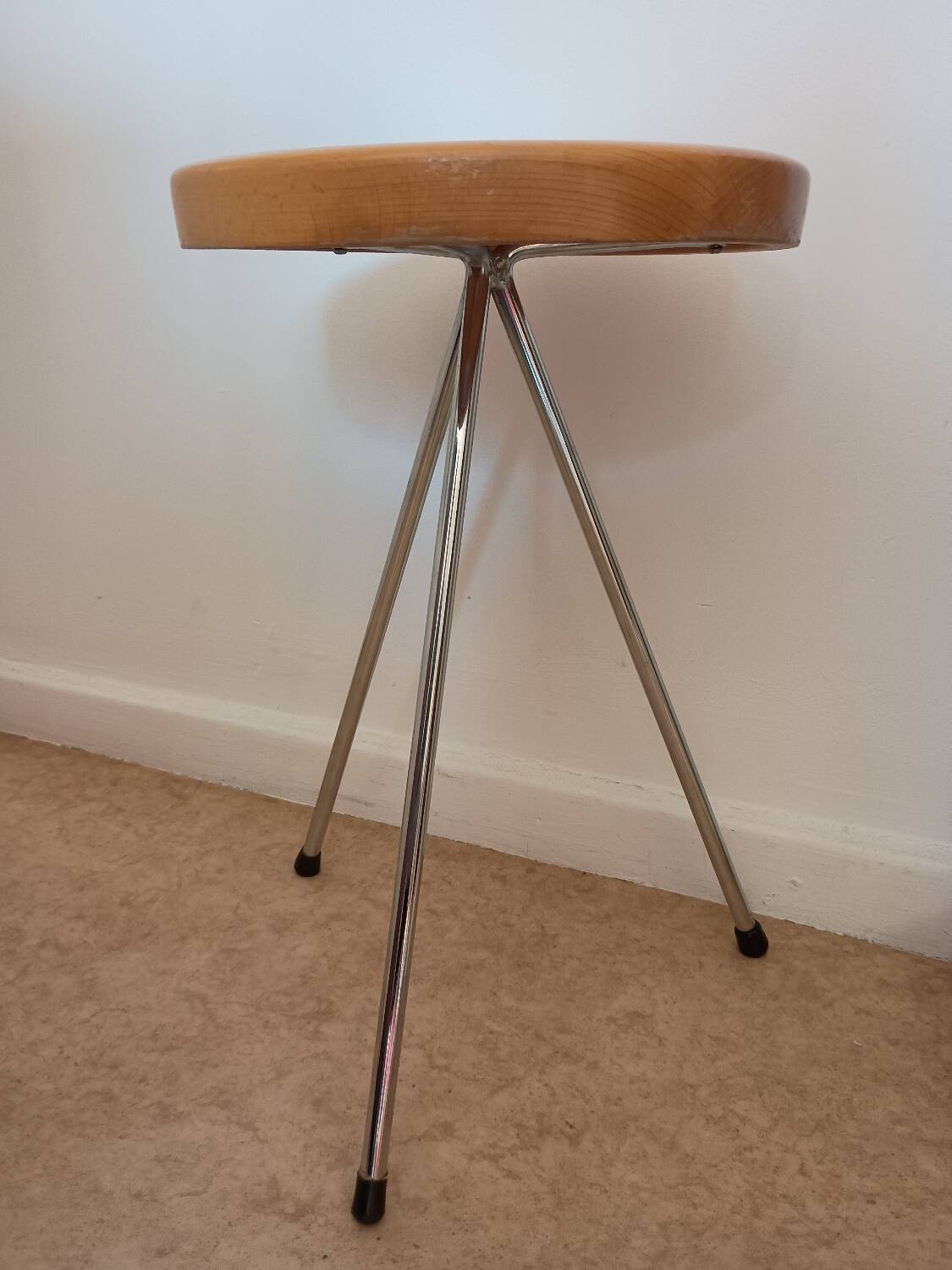 Nuta stool