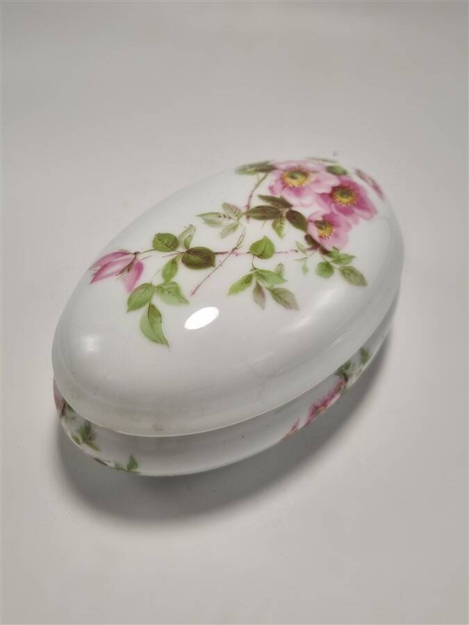 Porcelain candy box