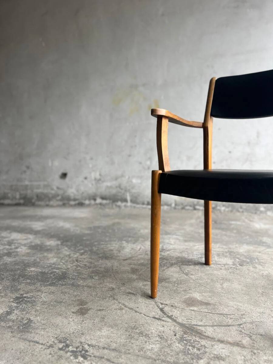 Set of 2 vintage beech wood armchairs with black skai upholstery — mid-century modern