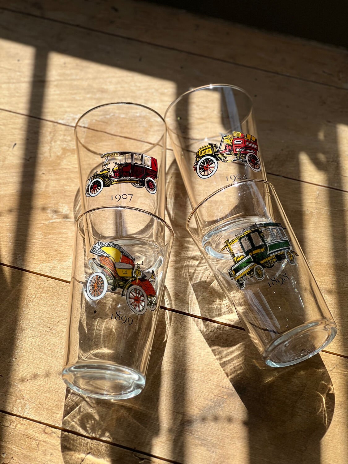 Printed water glasses of vintage cars