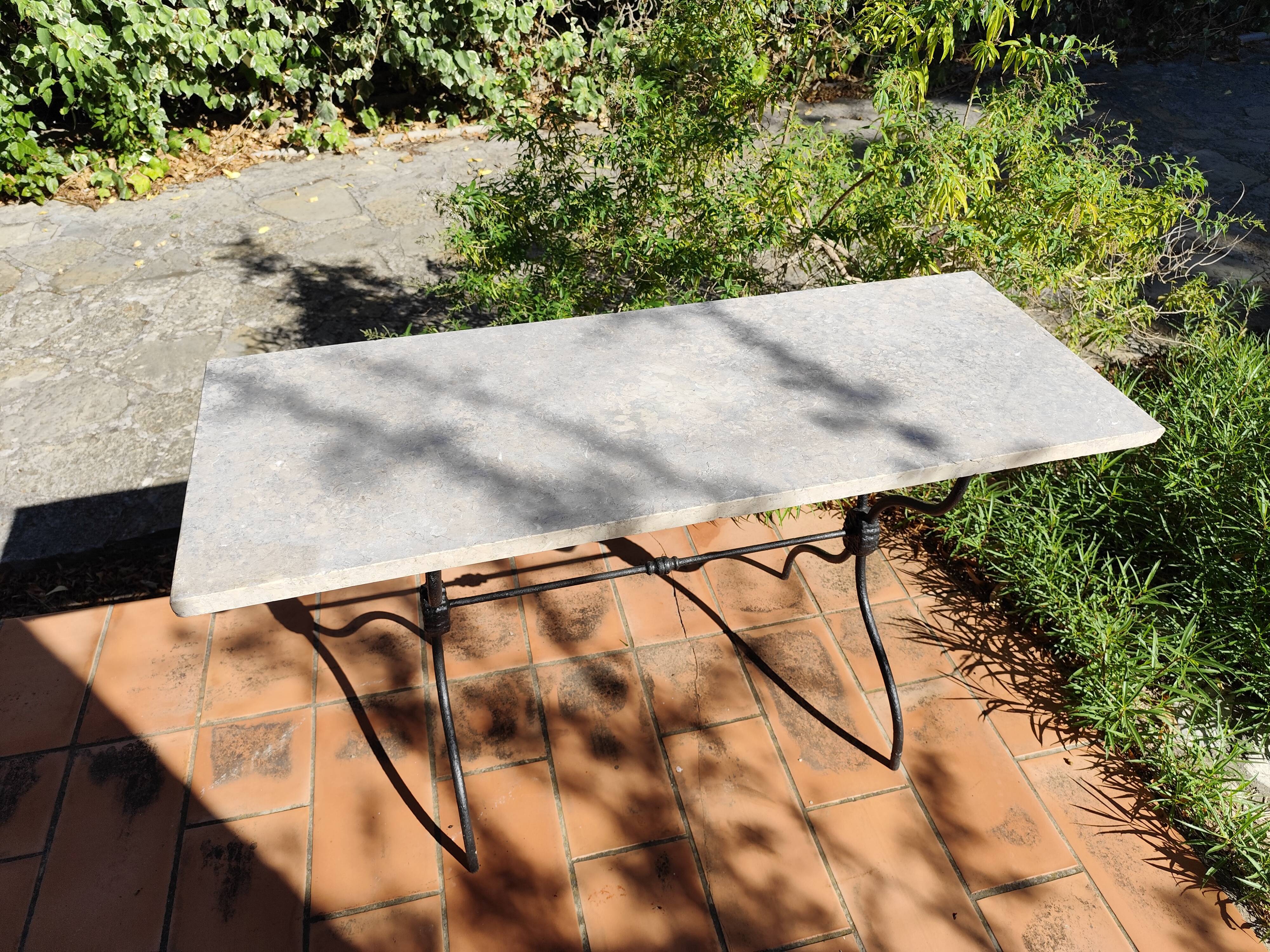 Table bistrot rectangulaire piètement x en fonte et plateau en marbre vintage