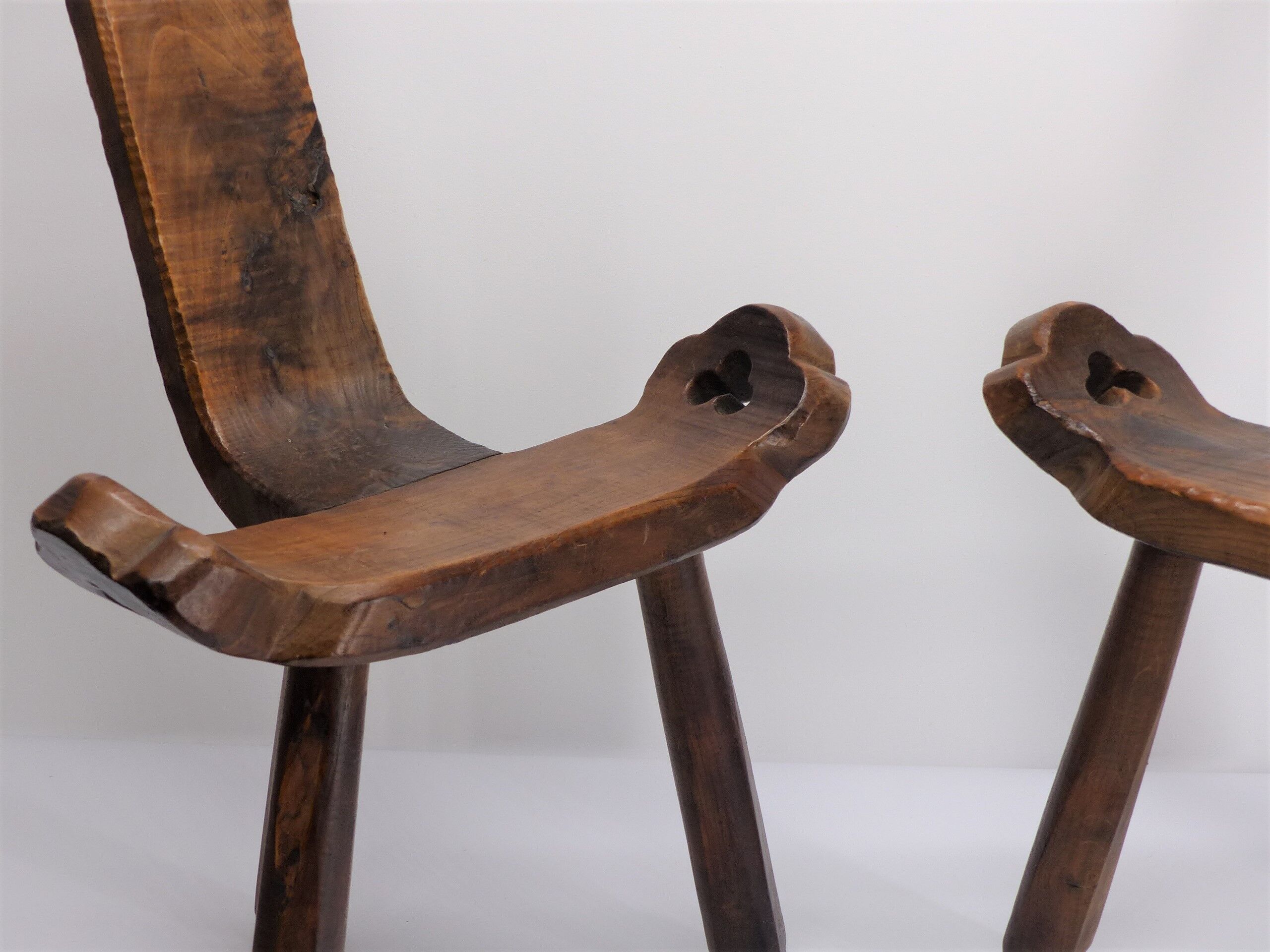 Paire de chaises brutalistes tripodes