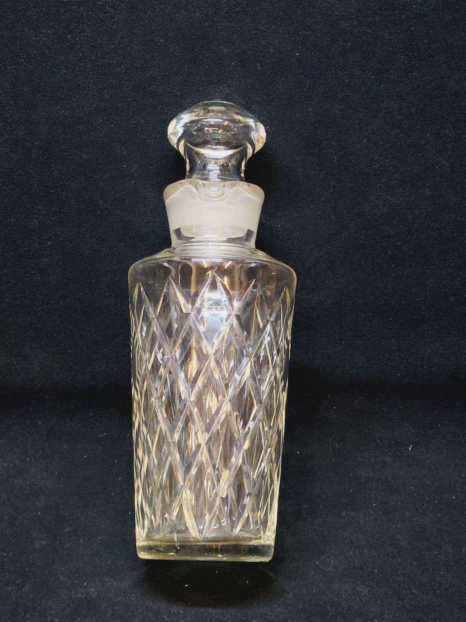 Carafe vintage en verre taillé