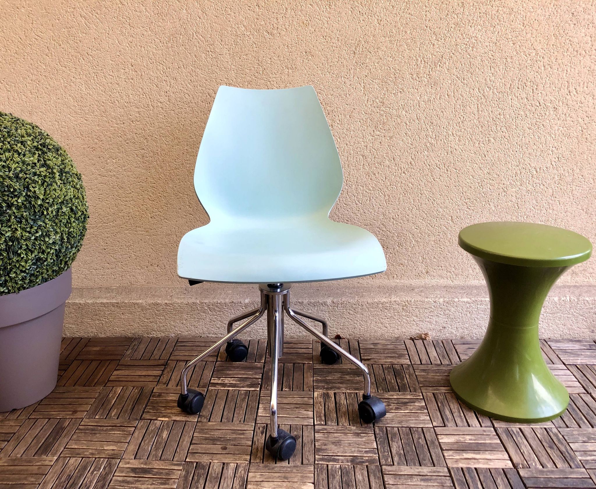 Mauï Kartell office chair design Vico Magistretti swivel wheel