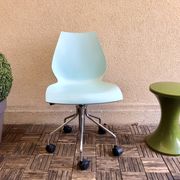 Mauï Kartell office chair design Vico Magistretti swivel wheel