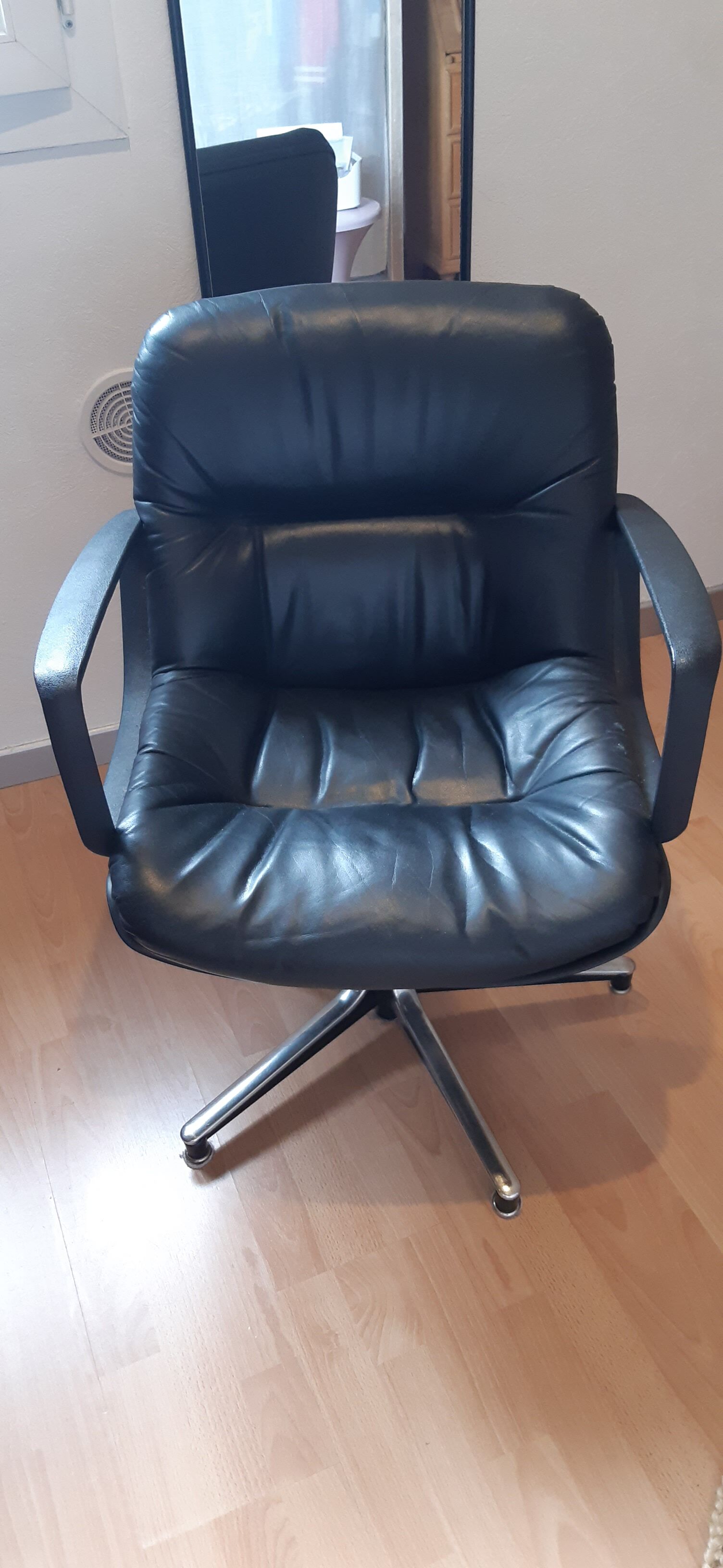 Seidinternational swivel black leather armchair
