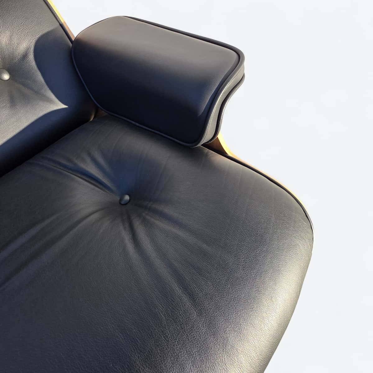 Fauteuil et repose-pieds hauts Herman Miller Original Eames, noir et chêne