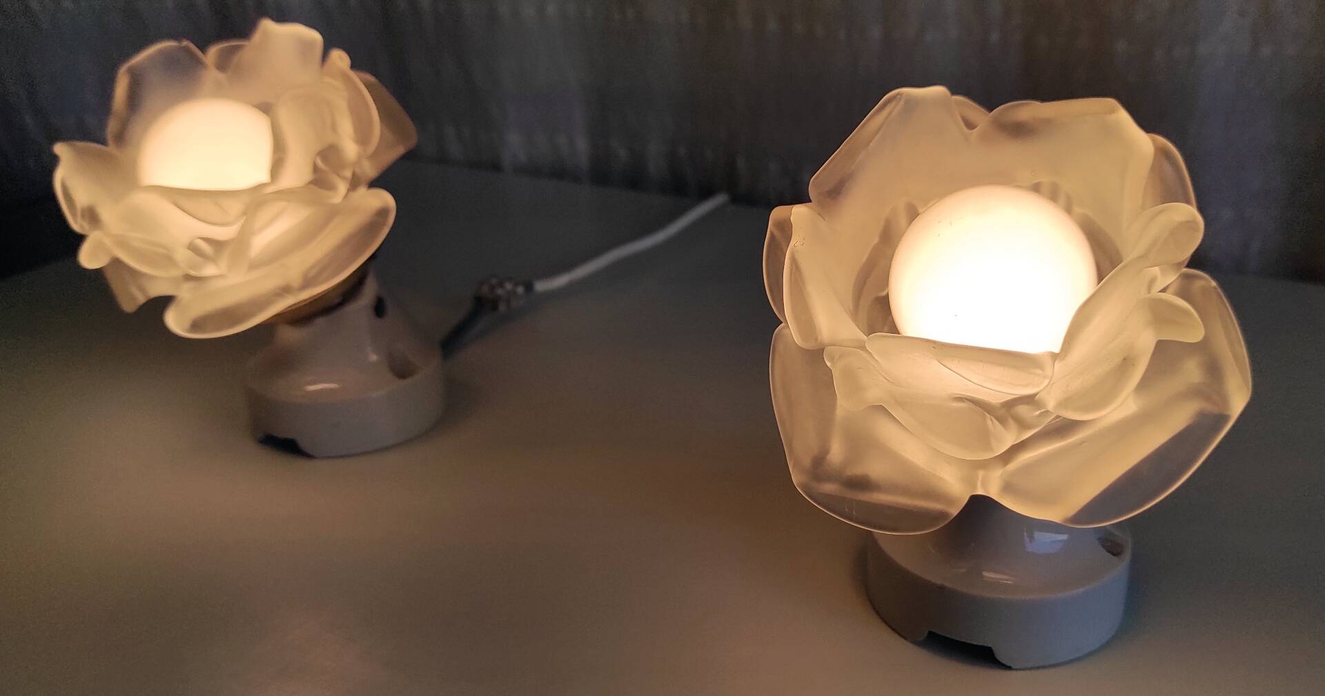 Art Deco style wall lights in porcelain and floral glass paste - 30s