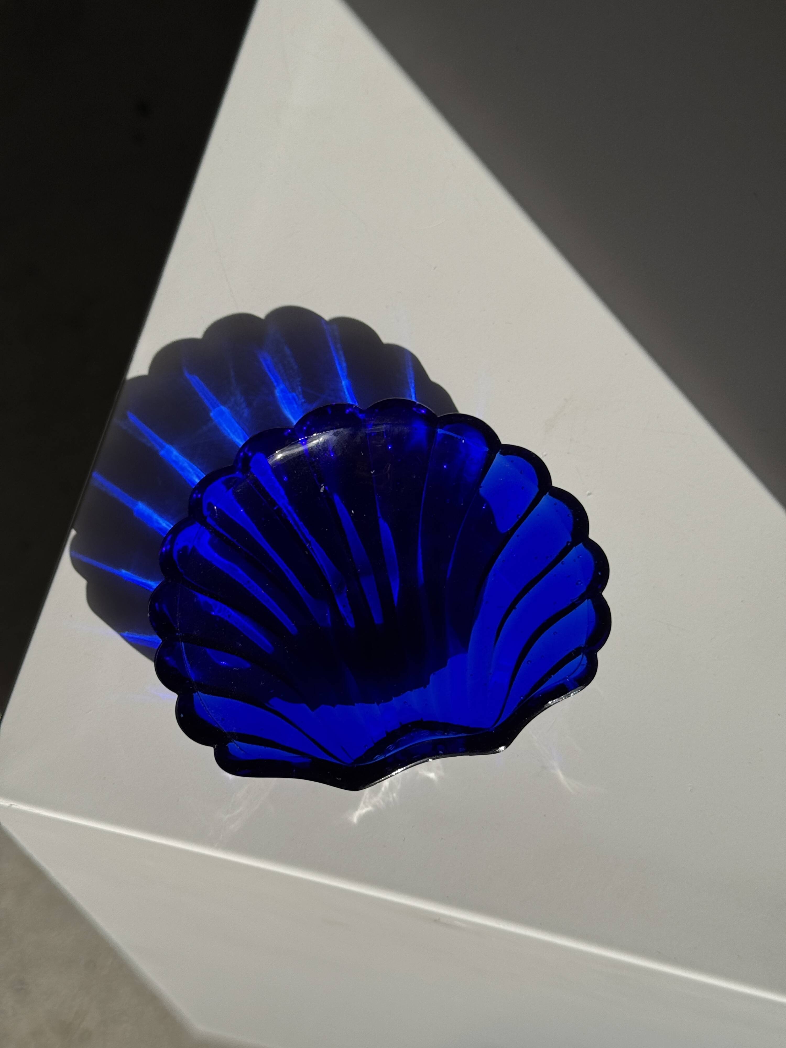 Coupelle coquille en verre bleu D10