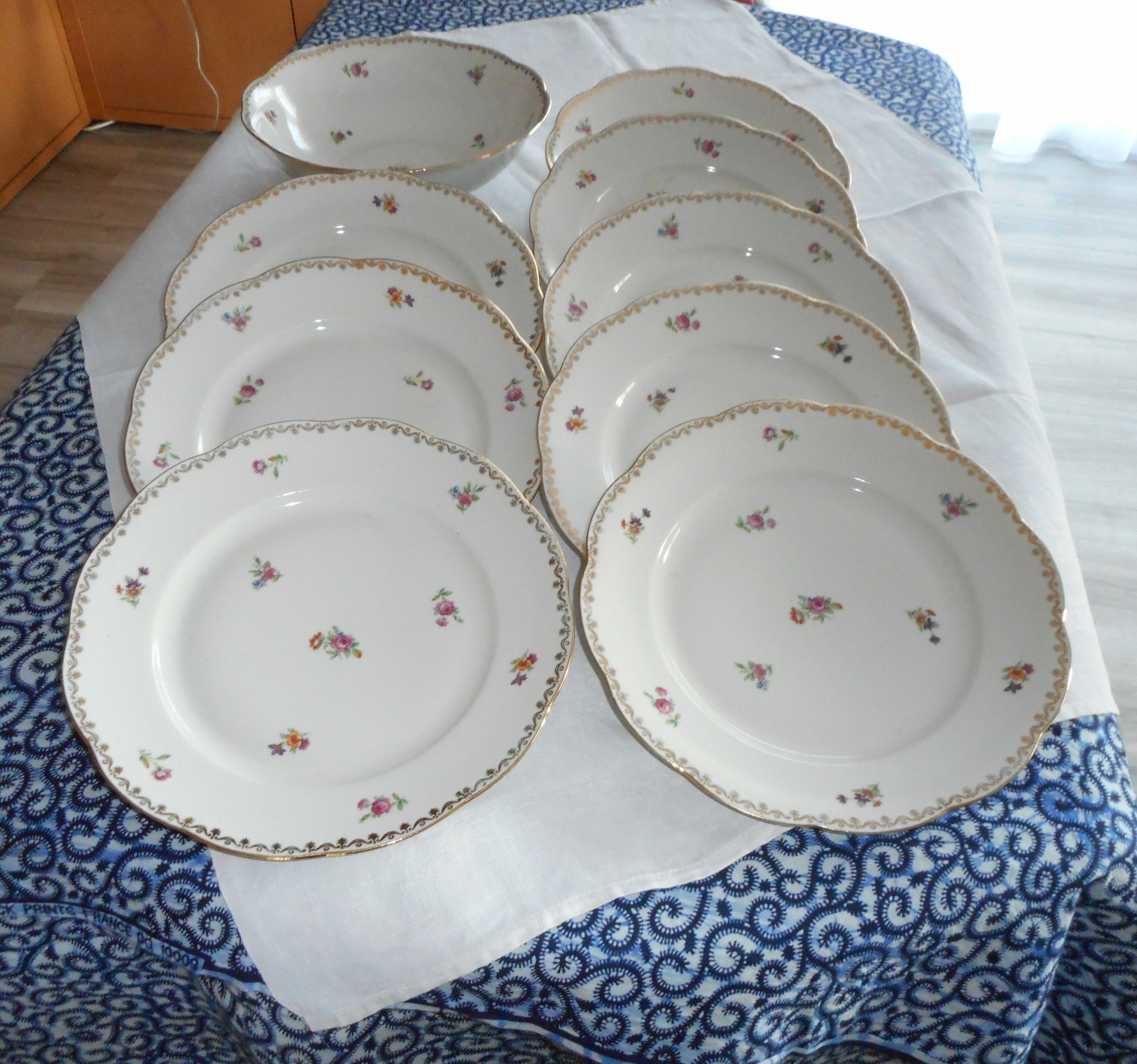 8 plates and a dish in porcelain decorated small flowers