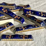 10 anciens porte couteau Gien Renaissance fond bleu