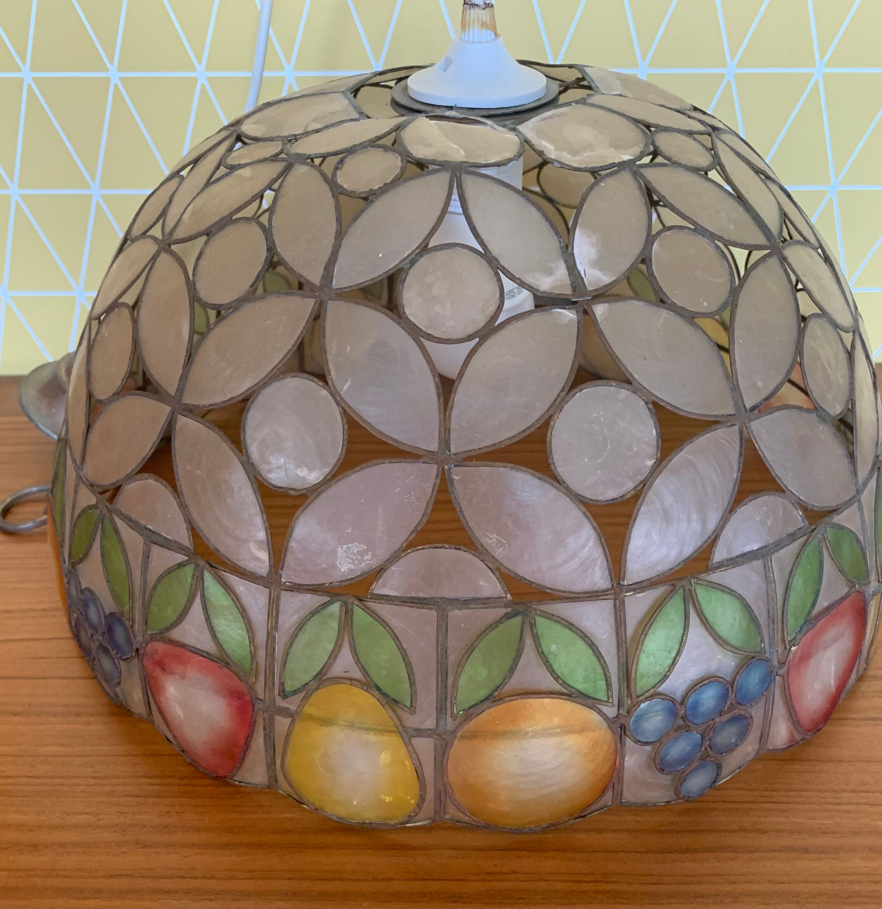 Mother-of-pearl pendant lamp, fruit theme