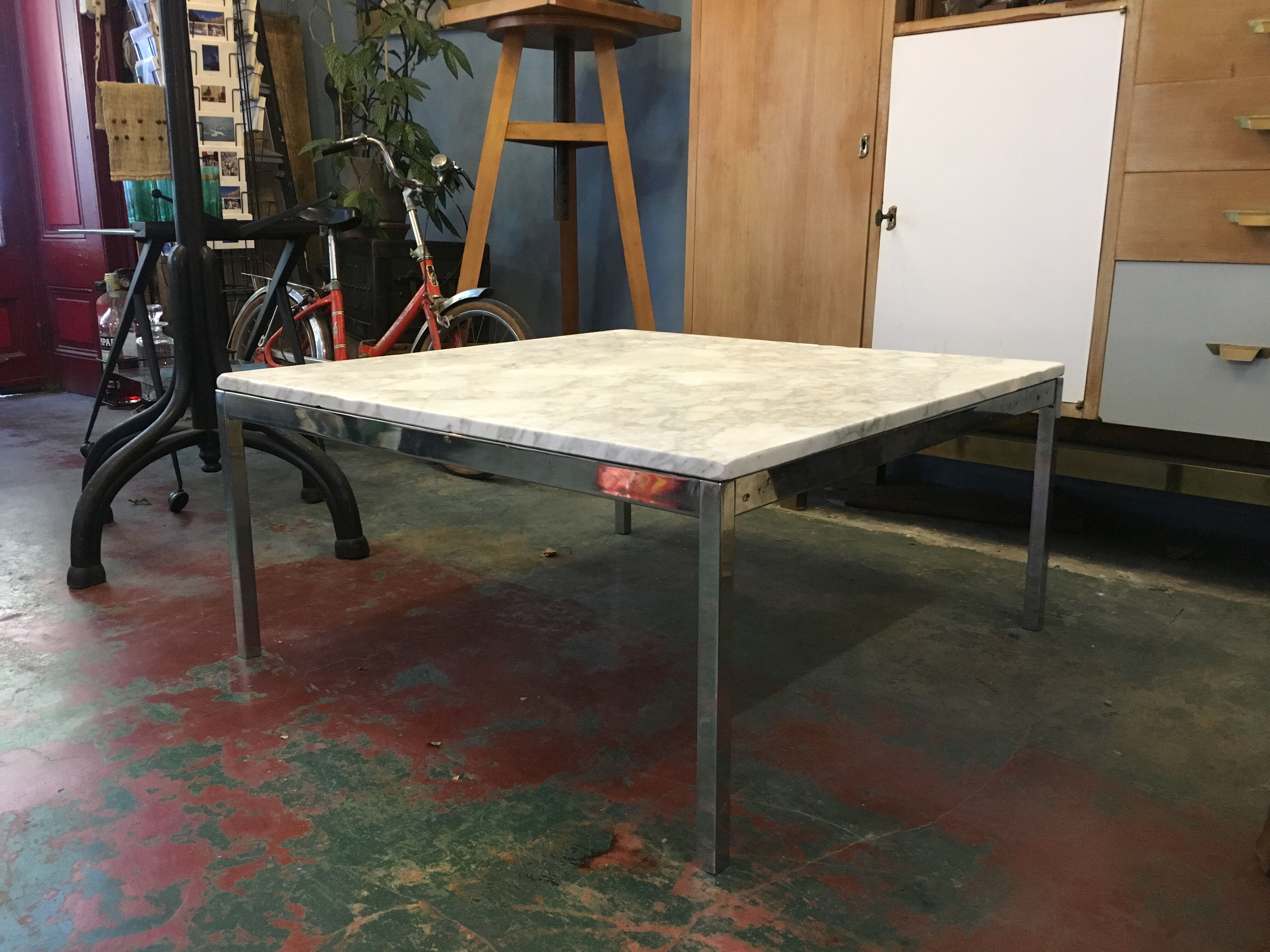 Table basse en marbre par Florence Knoll