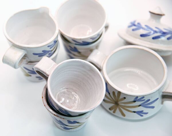 5 tasses, 1 pot à lait, 1 sucrier de Michel Barbier Vallauris