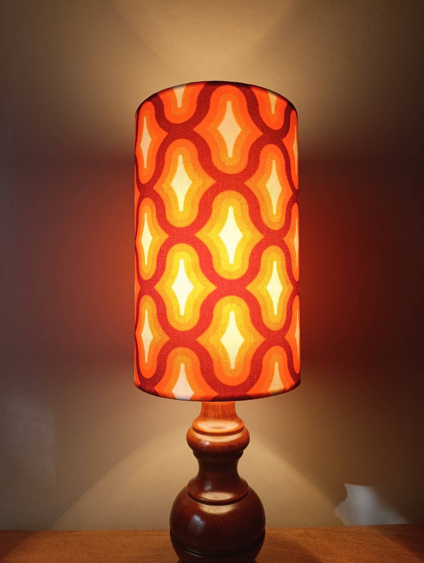 Vintage table lamp wood & seventies graphic print
