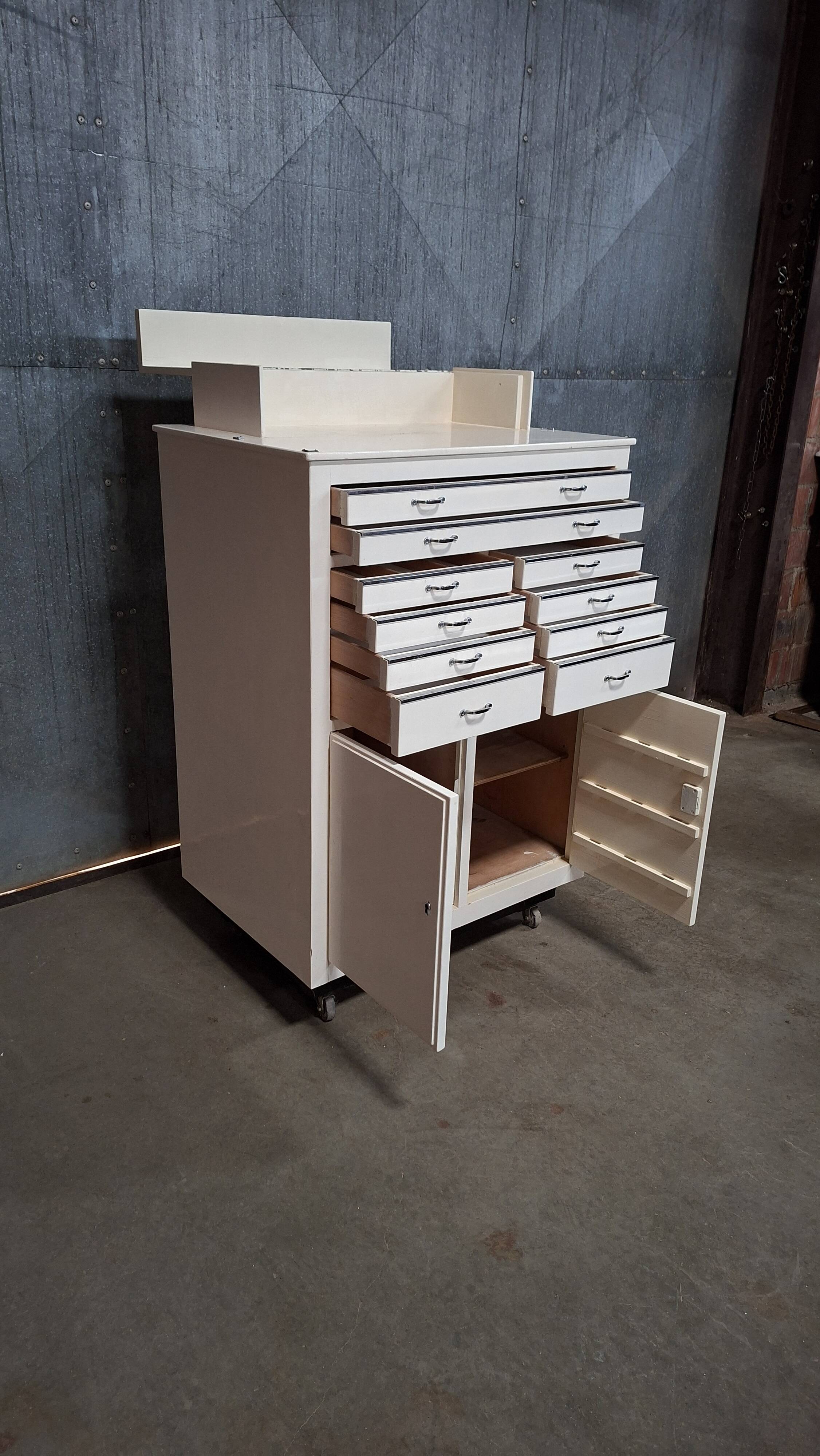Meuble dentiste sur roulettes / meuble médical / commode à tiroirs