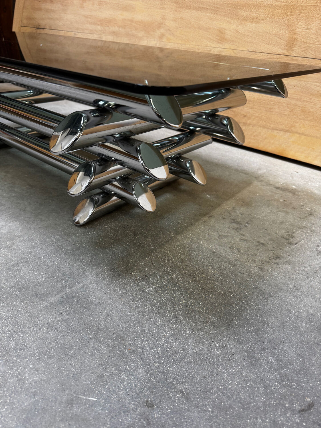Table basse en verre fumé tubes métal chromé dans le goût Willy Rizzo