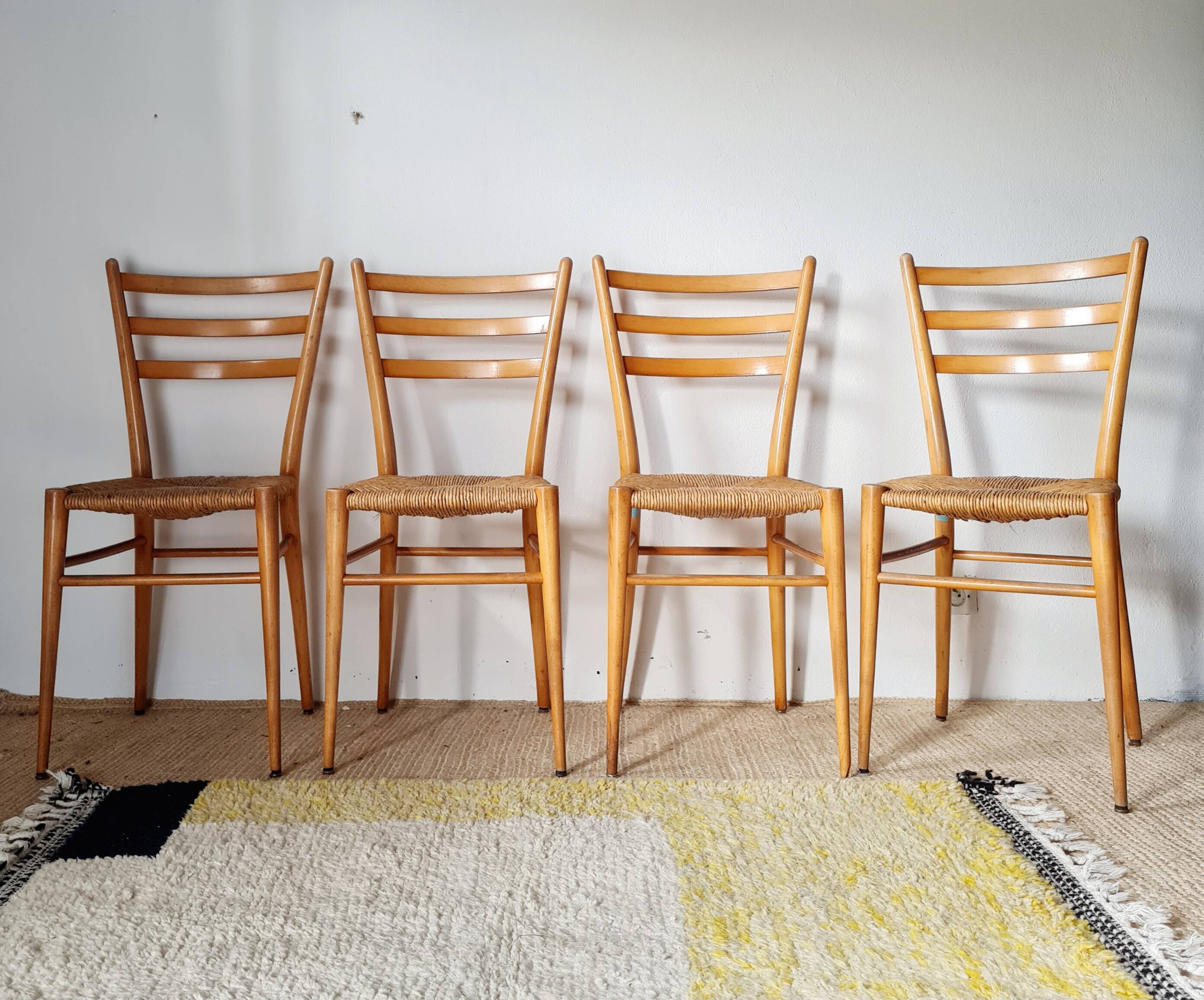 Set of 4 vintage Italian chairs in wood and straw.