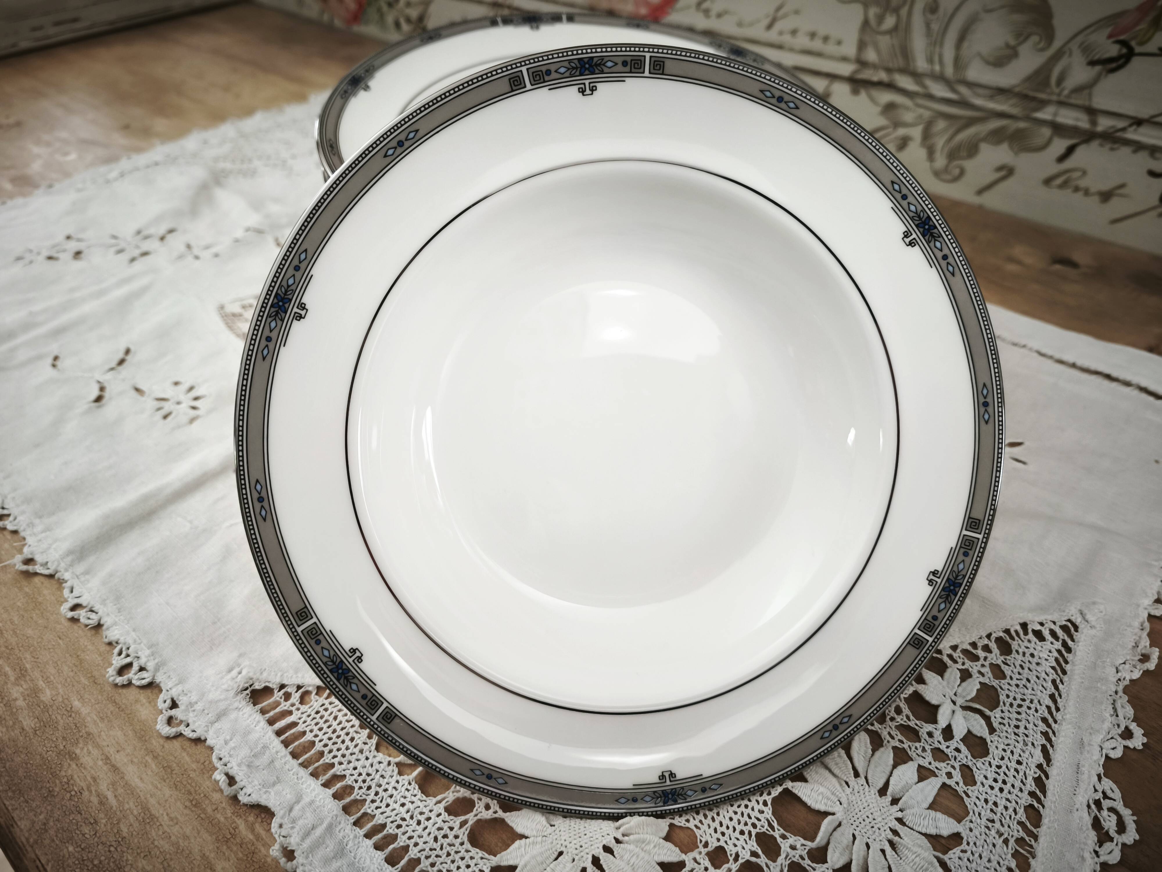 Set of 12 deep plates in English porcelain Wedgwood model Amherst.