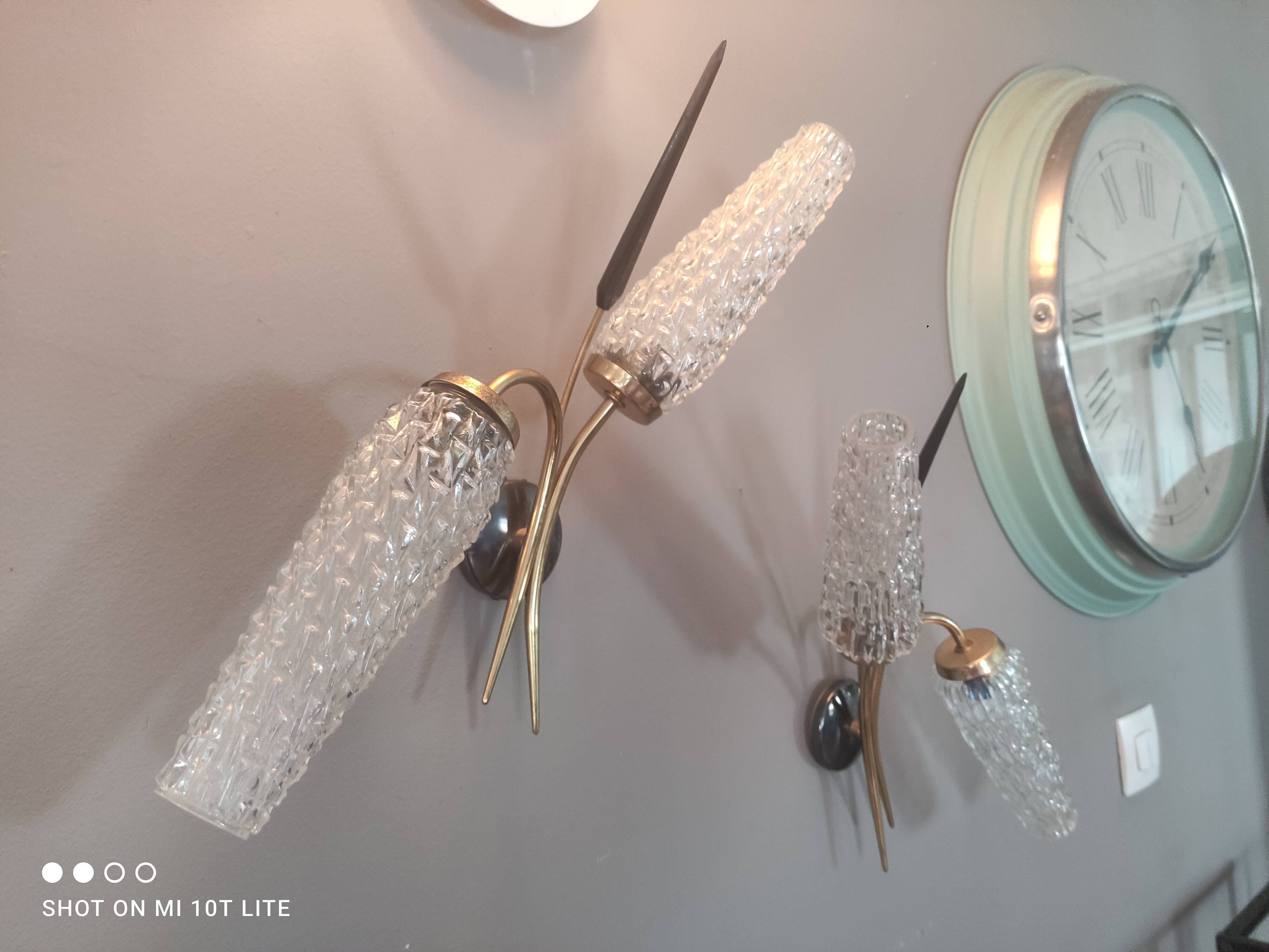 Set of 2 vintage 2-spoke wall lamps in gilded metal and diamond textured tulip glass
