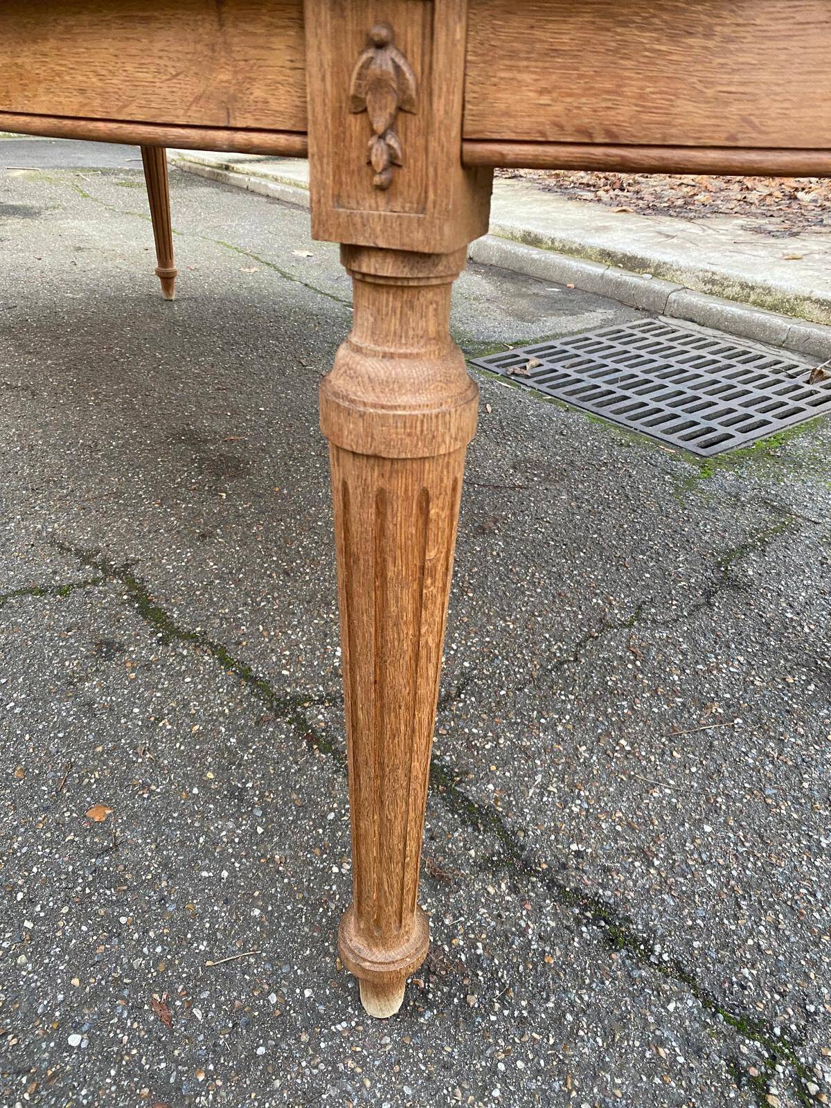 Extendable round Art Deco dining table, restored in solid oak, circa 1950, 280cm