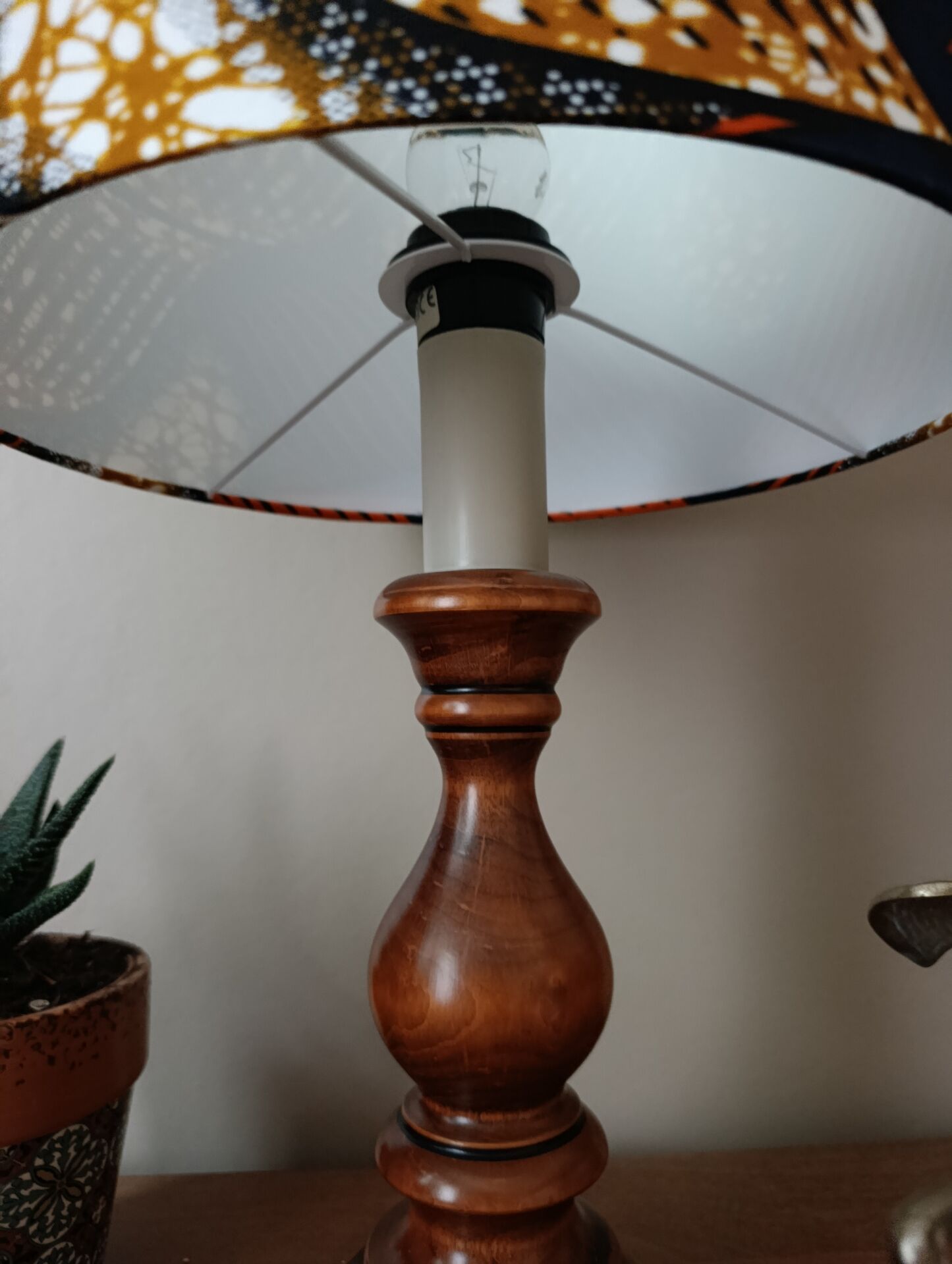 lampe bois tourné massif, imprimé wax ethnique