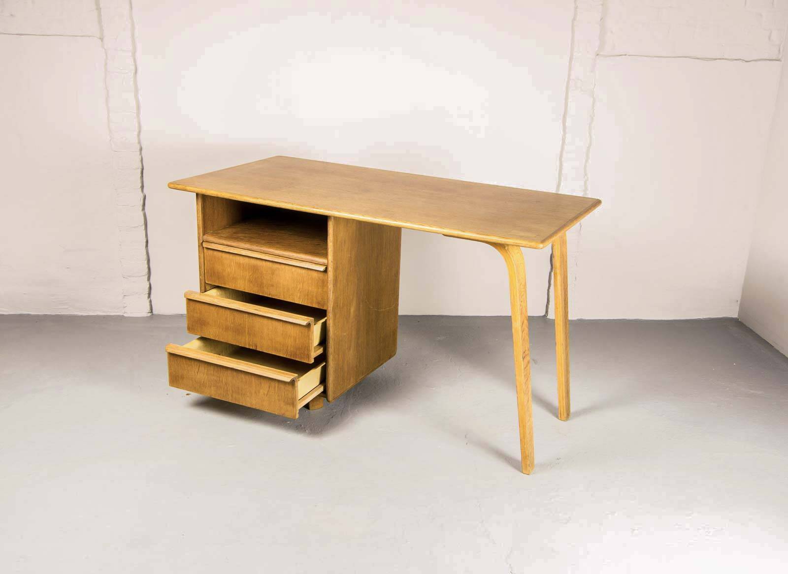 Cees Braakman Dutch Design EE02 Oak Desk for Pastoe. The Netherlands, 1950s