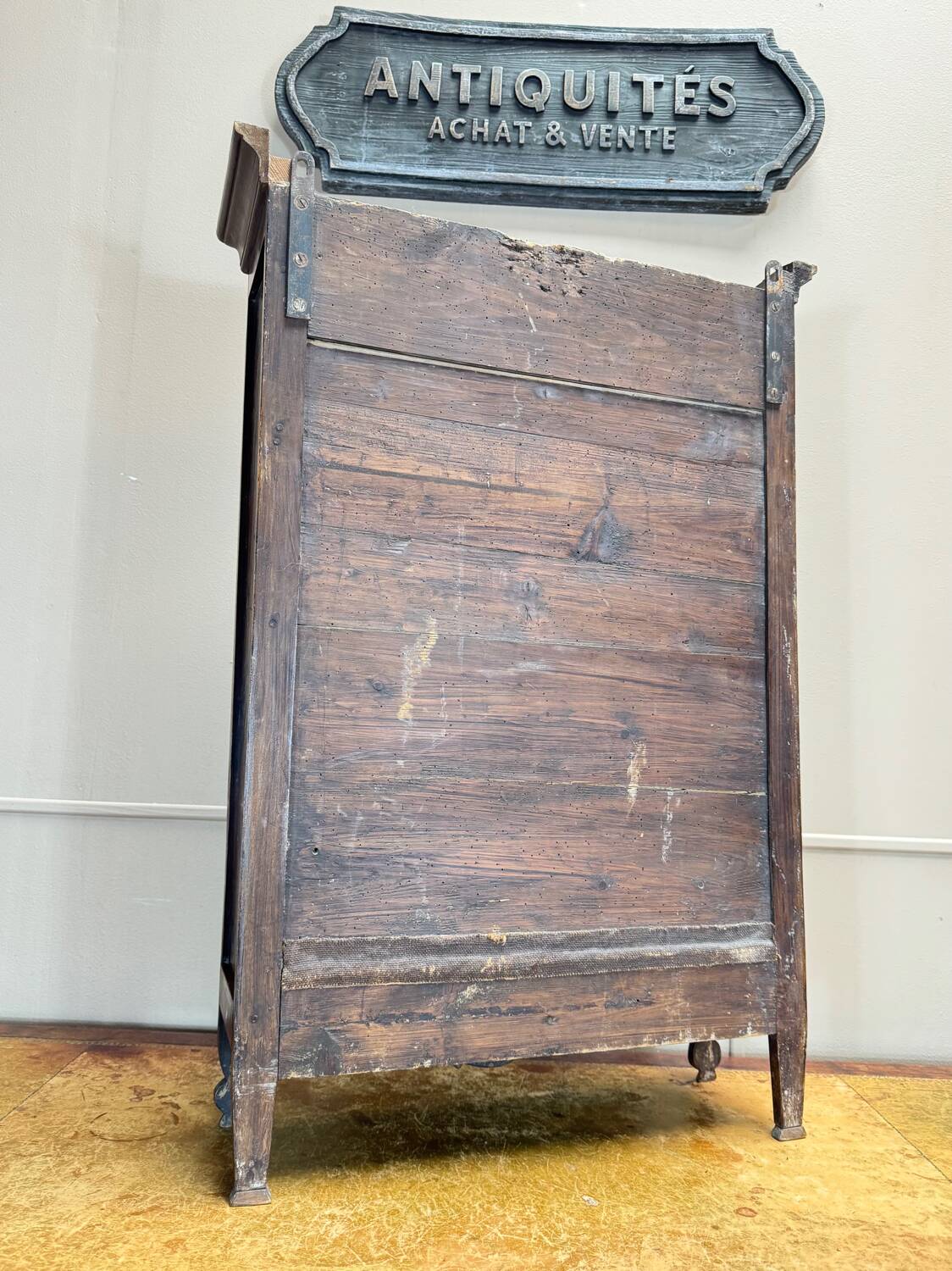 Verriau, Provençal Hanging Shelf in Walnut, Nîmes, 18th Century