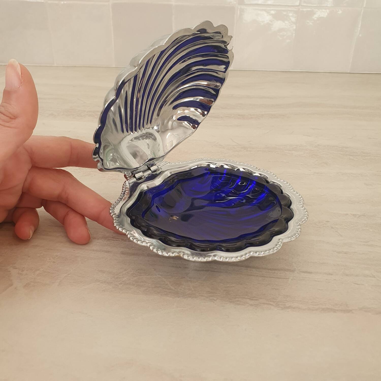 Stainless steel shell-shaped butter dish and its blue bowl