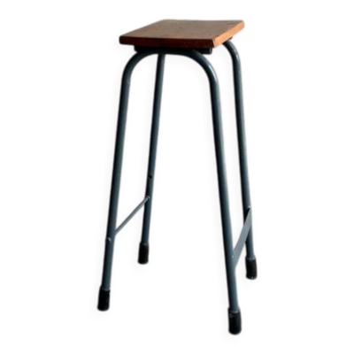 Tabouret de laboratoire industriel recyclé, structure en métal noir/gris avec assise en bois naturel, milieu du XXe siècle