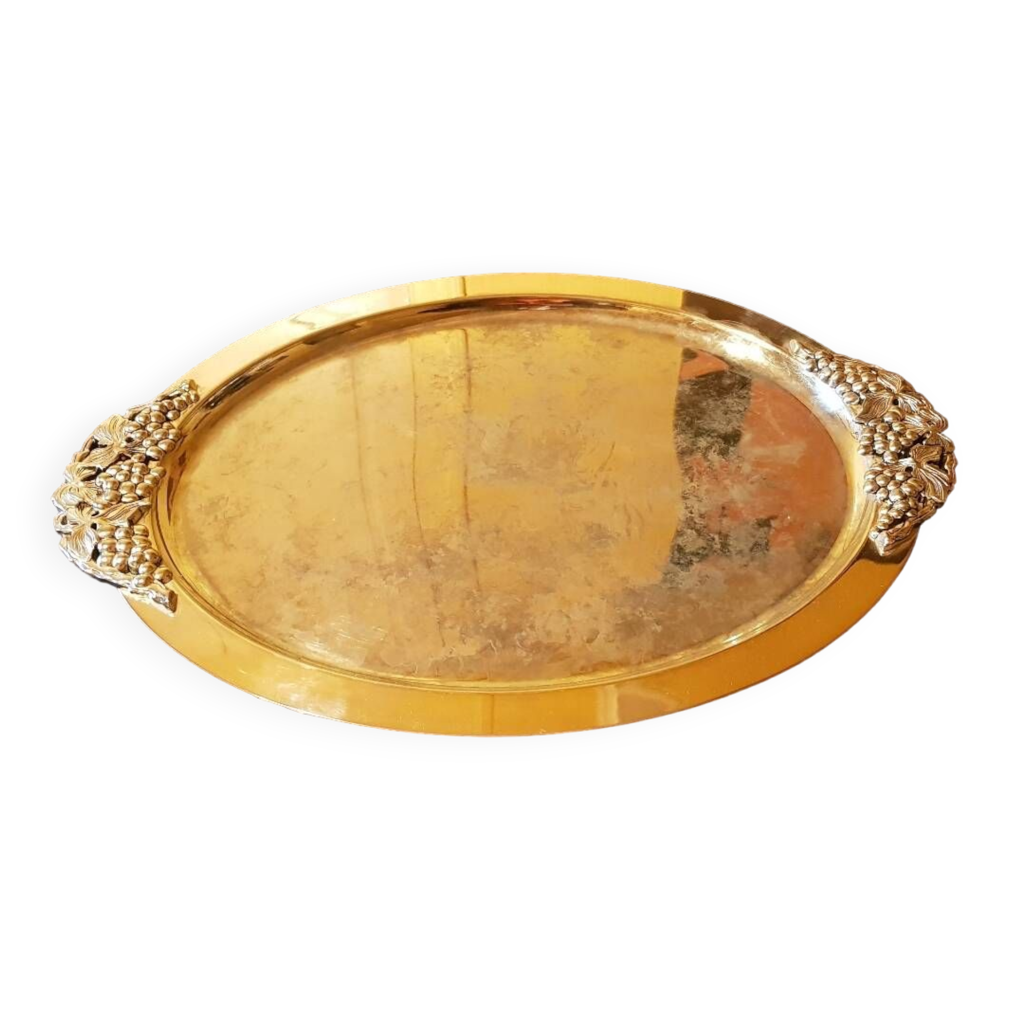 Grand plateau en métal argenté. Décor aux raisins.