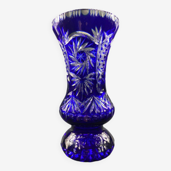 Vase balustre sur piédouche en cristal taillé teinté bleu Bohême