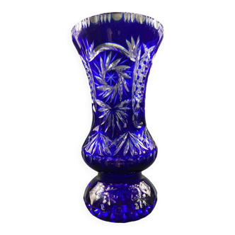 Vase balustre sur piédouche en cristal taillé teinté bleu Bohême