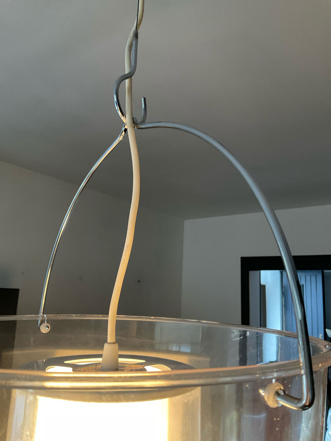 Suspension vintage en opaline et plexiglas