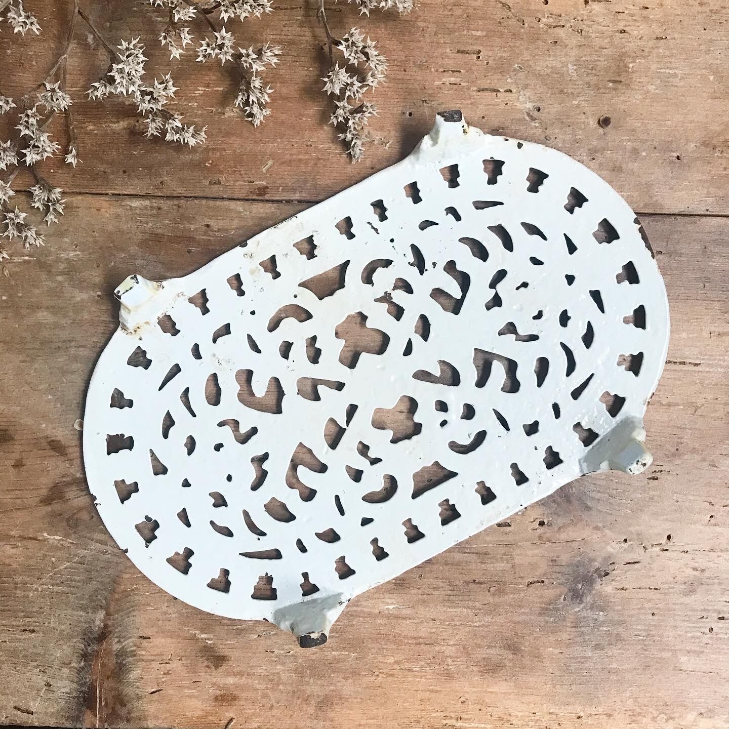 Enamelled cast iron flat