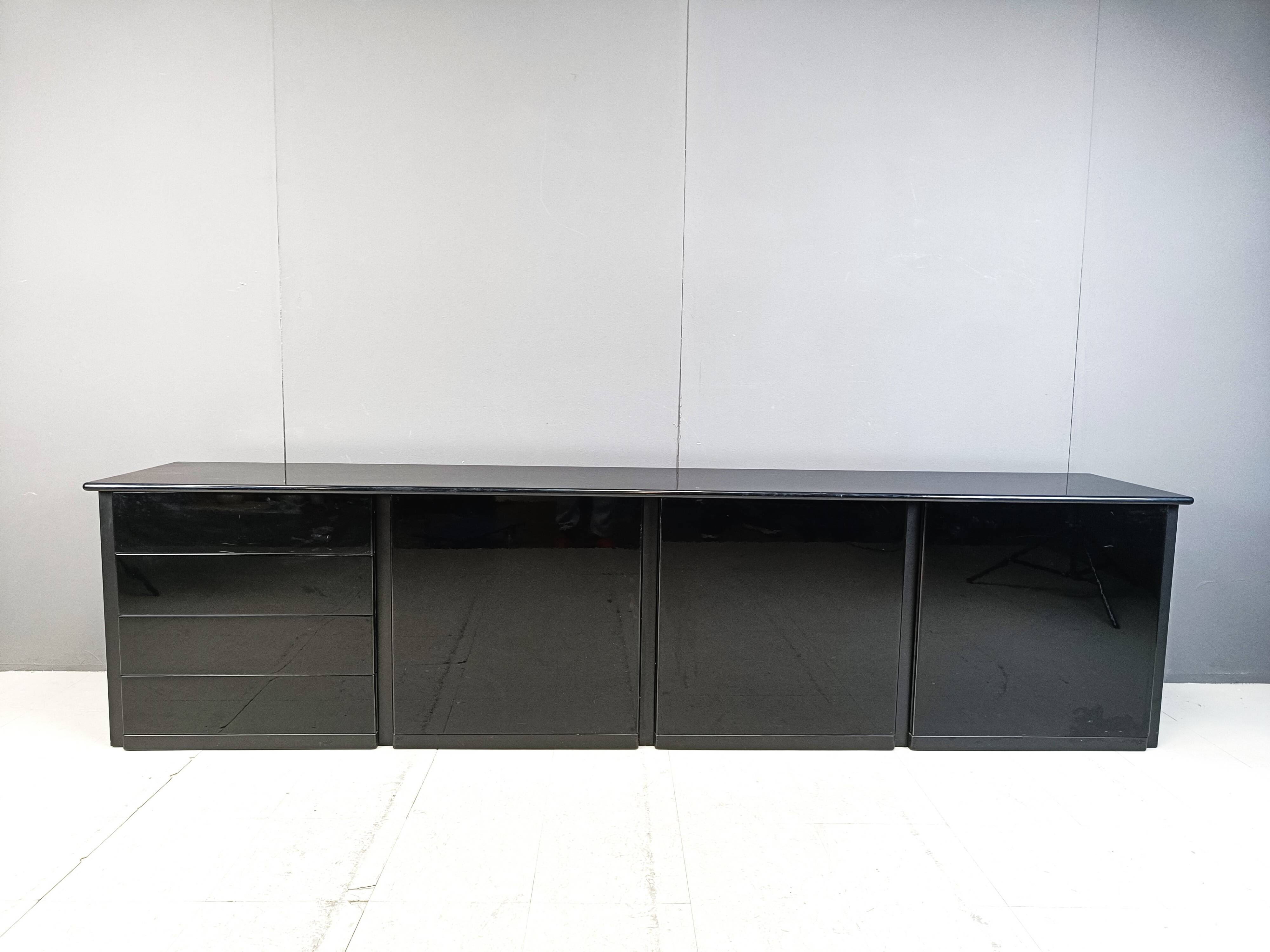 Grand buffet vintage laqué noir, années 70