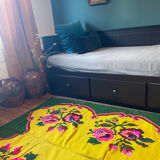 Tapis vintage en laine avec des fleurs roses sur fond vert et jaune fabriqué à la main en Transylvanie