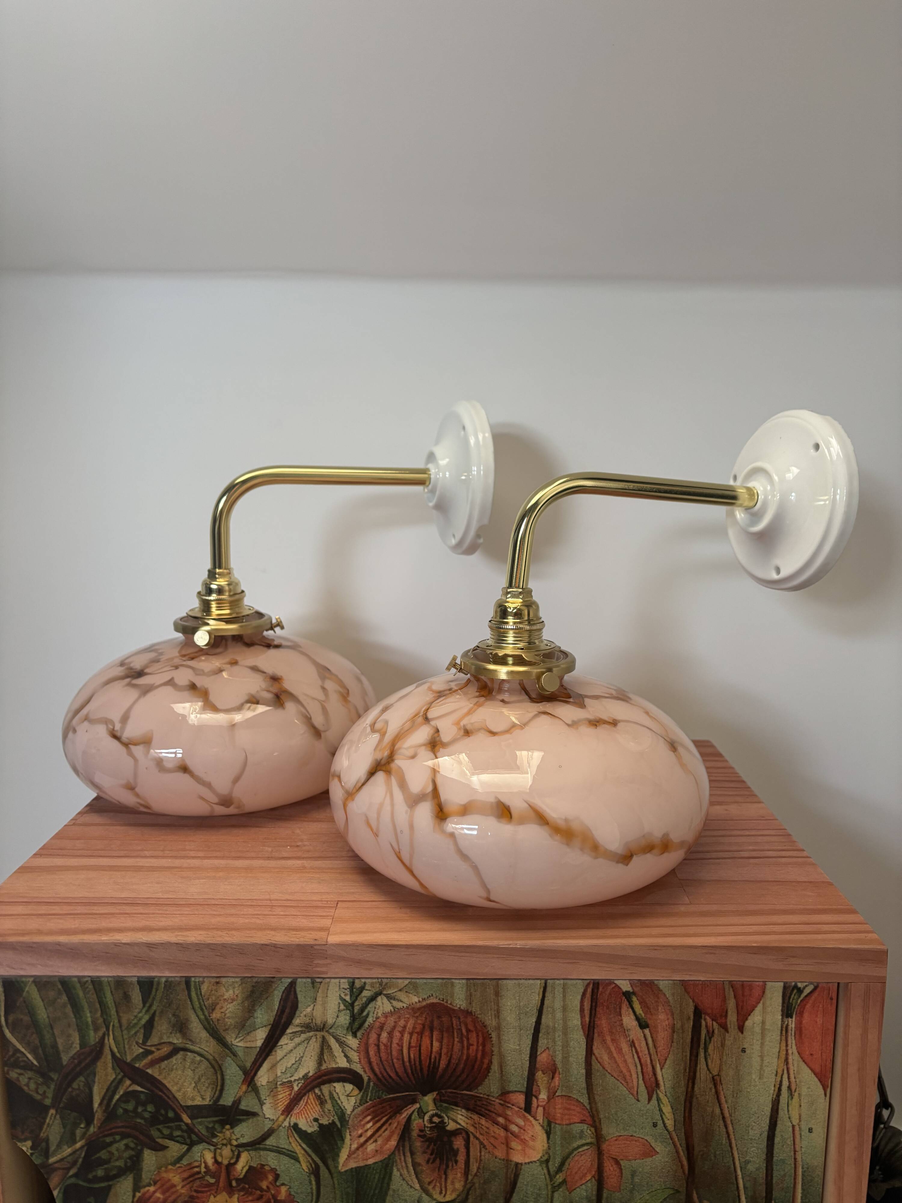 Paire d’appliques murales Art Déco en opaline marbrée