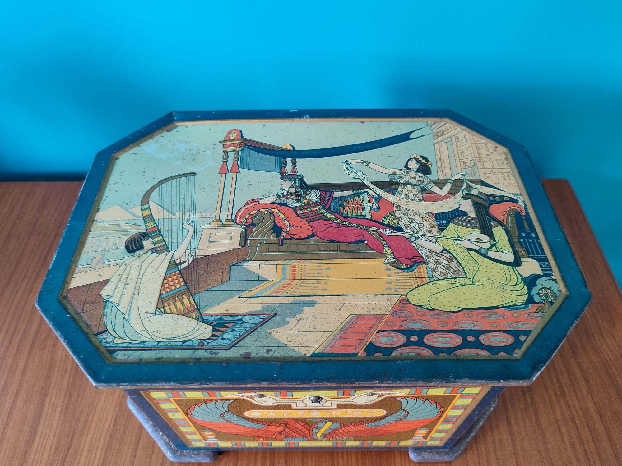 Ancient jewelry box in lithographed sheet metal Cléopâtre Egypt