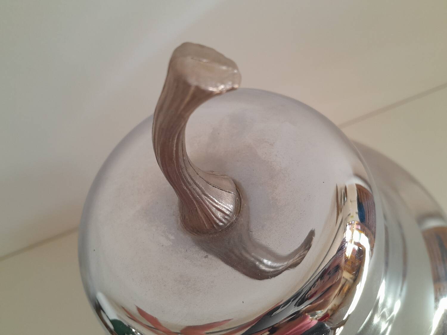 Pear-shaped ice bucket