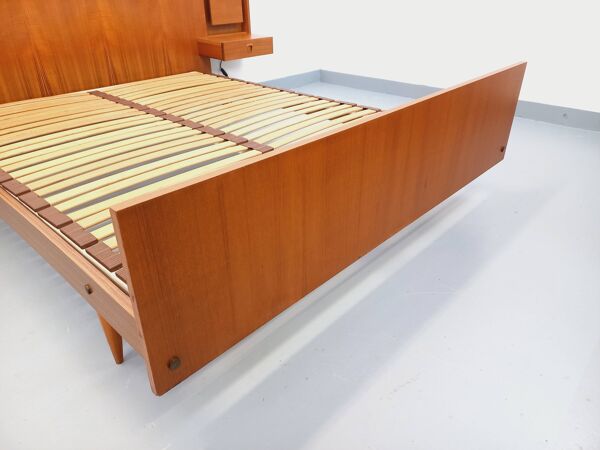 Lit double vintage style scandinave en teck des années 60 avec chevets