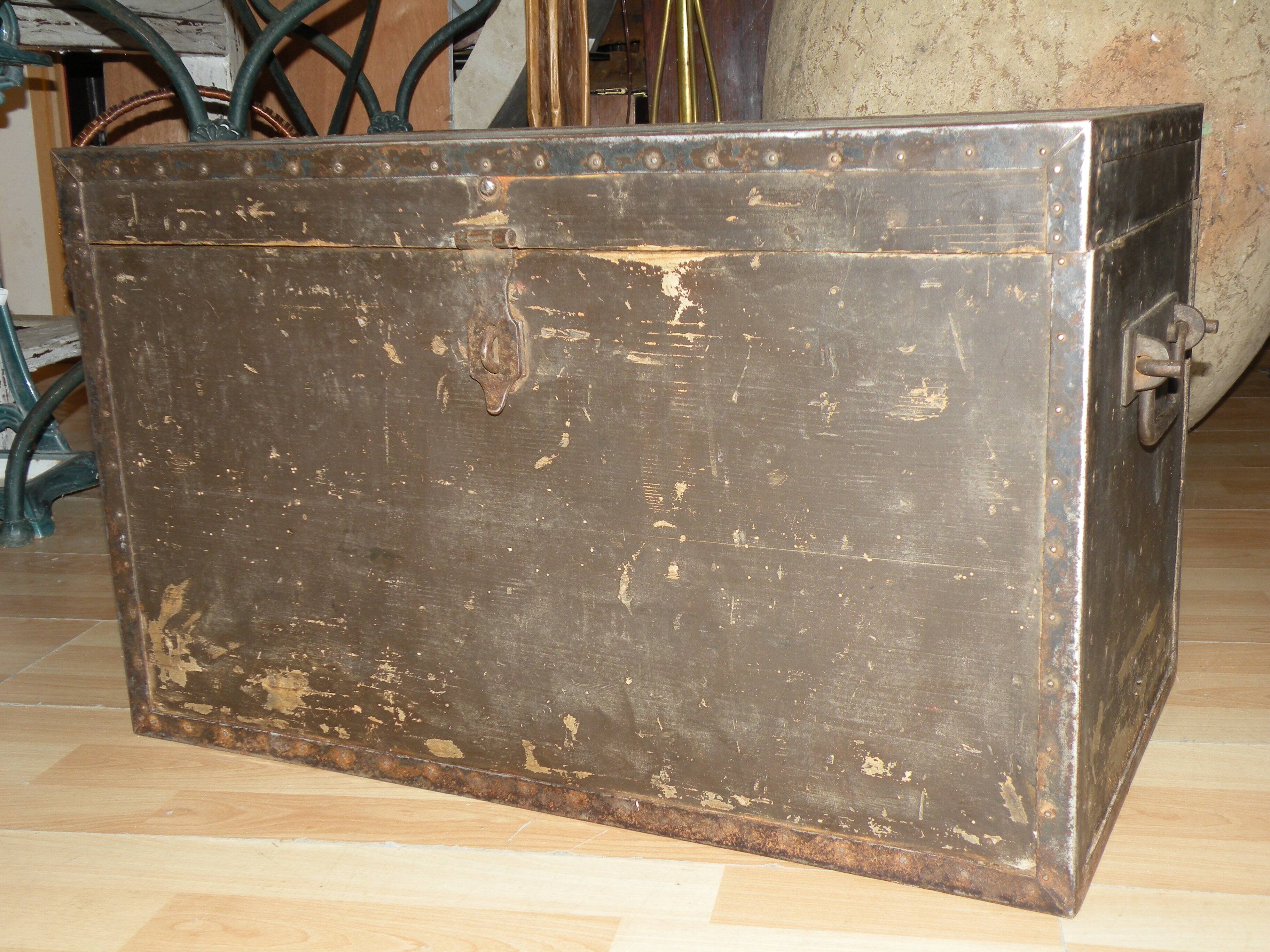 Beautiful cabinetmaker's trunk in wood and metal from the 1900s. With 3 storage compartments