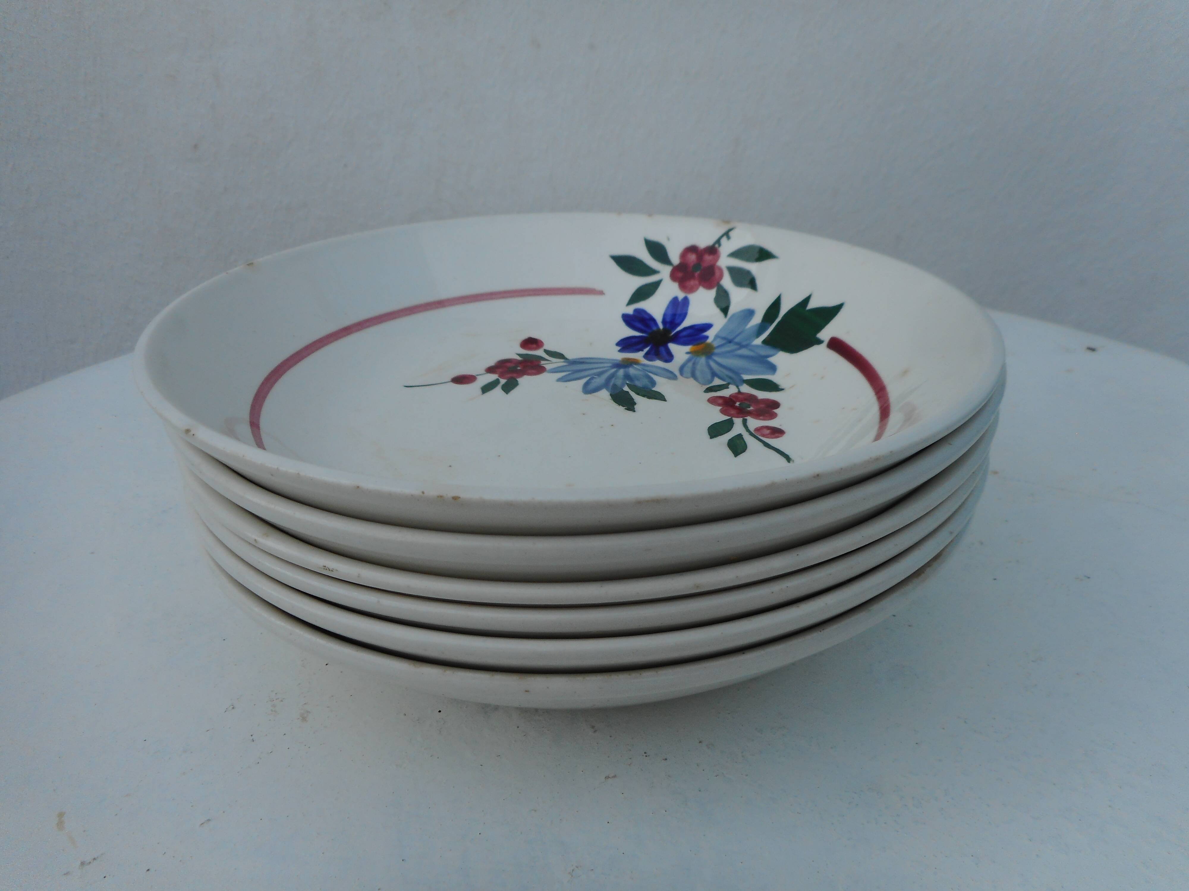 Set of six hollow plates "cap" in earthenware