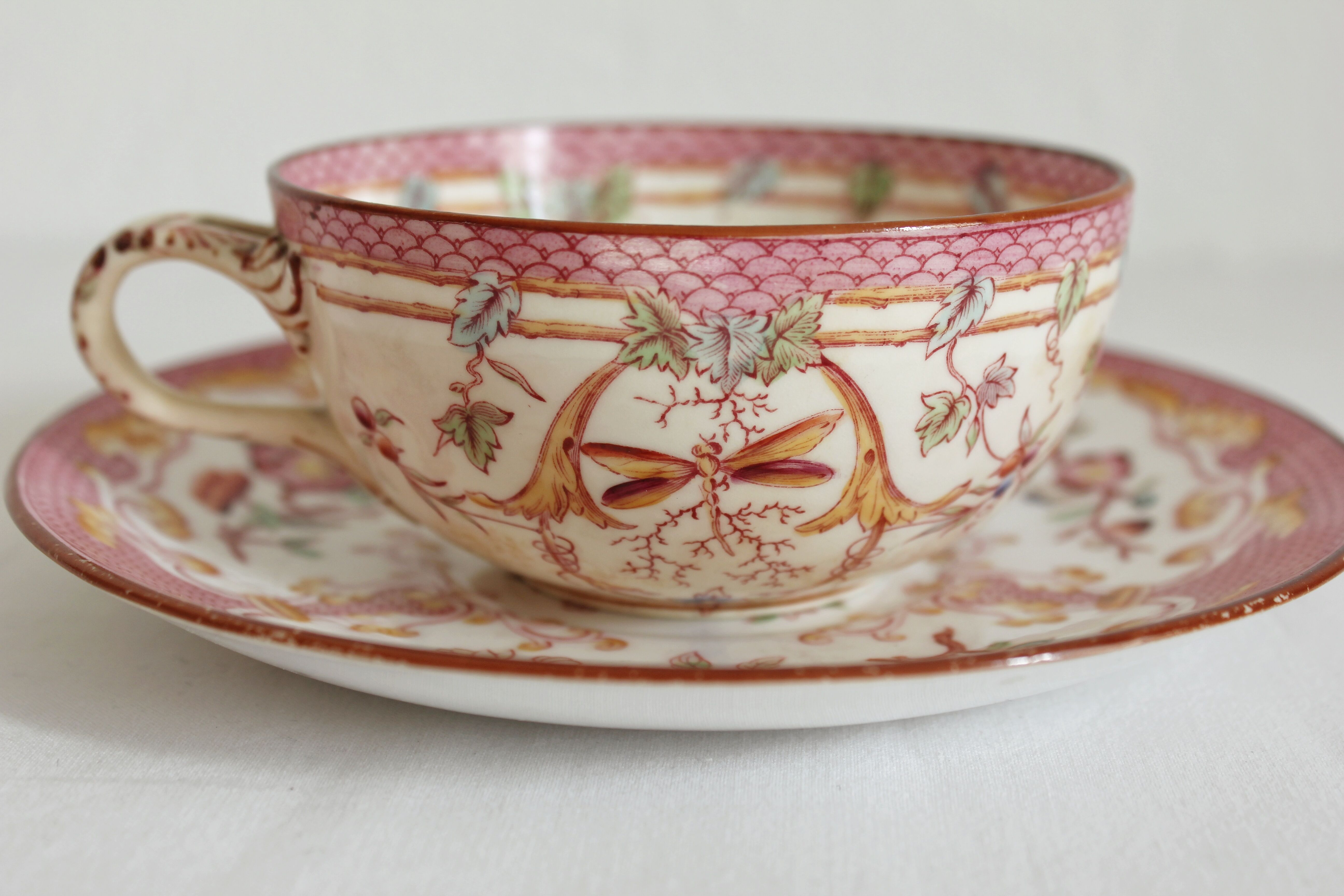 Tasse à café en terre de fer décor Minton rose Sarreguemines fin XIXe